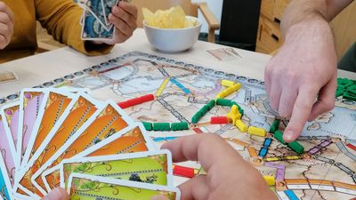 3 Hände mit Spielkarten