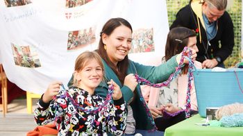 Besucherinnen am Fest in Nahaufnahme