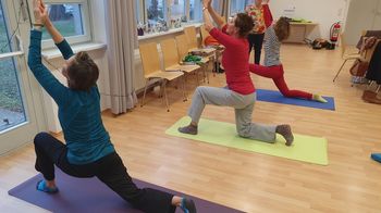 3 Frauen in Yogapose