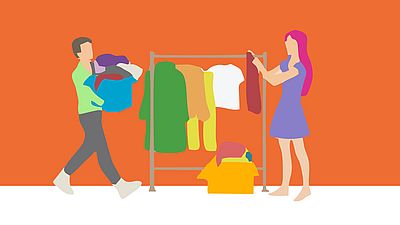 Eine Illustration von zwei Personen, die um einen Kleiderständer stehen. Die kurzhaarige Person zur linken Seite bringt Kleidung. Die langhaarige Person zur rechten Seite sieht sich Kleidungstücke am Kleiderständer an. Der Hintergrund ist GB*orange.