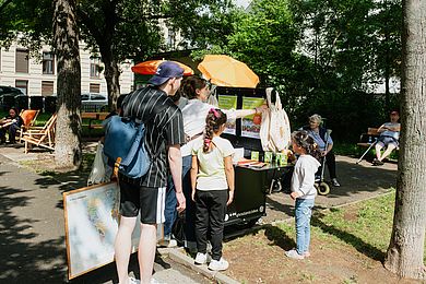 Interessierte Anrainer*innen beim GB*-Infostand.