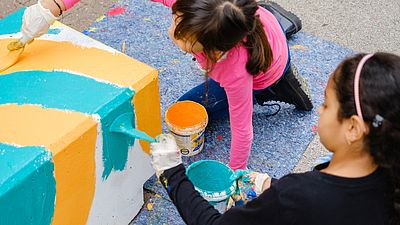 Do-it-together-Stadt Schüler*innen gestalten ihre Schulumfeld künstlerisch.