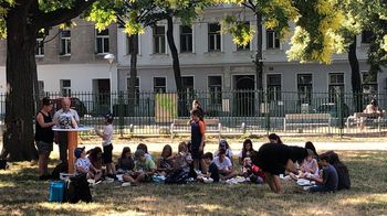 Eine Gruppe Schulkinder im Garten vor dem GB*Stadtteilbüro