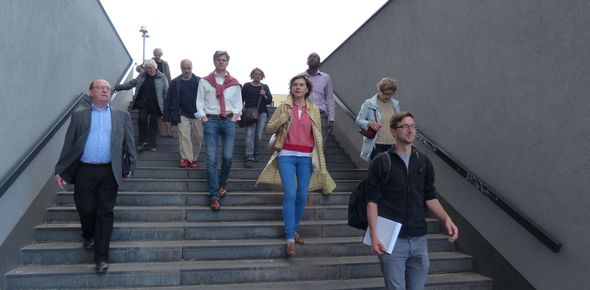 Rudolf Zabrana führt eine Gruppe durch den 3. Bezirk.