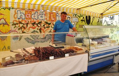 Marktstand mit Theke und Verkäufer