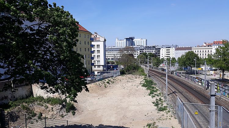 Bauplatz für Bauwerk mit integrierter Rampe