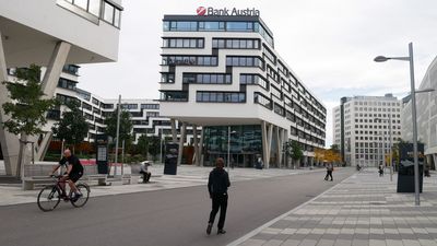 der Blick auf eine Straße mit einem großen gläsernen Gebäude