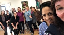 ein Selfie von einigen Frauen, die alle in einer Gruppe stehen und in die Kamera lächeln