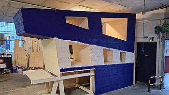 Der GB*Infopoint wird in der Garage Grande vorgefertigt