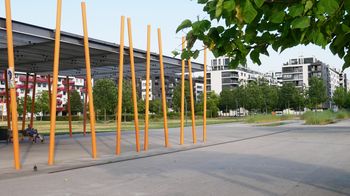 Laube im Park mit moderner Architektur aus orangen Stäben