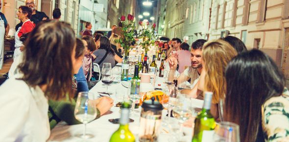 Die Nachbarschaft trifft sich beim Essen am Langen Tisch