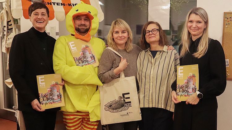 Gruppenbild mit Gemeinderätin Susanne Haase, Daniel Mittendorfer vom GB*Team, Bezirksvorsteherin Stefanie Lamp, Barbara Jeitler und Lena Witzanyvom GB*Team