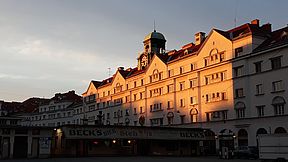großes Gebäude beleuchtet von Abendsonne