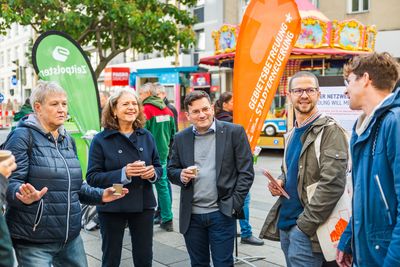 BV Wilfried Zankl und das GB*-Team bei der Eröffnung der Veranstaltung Mitten in Meidling.