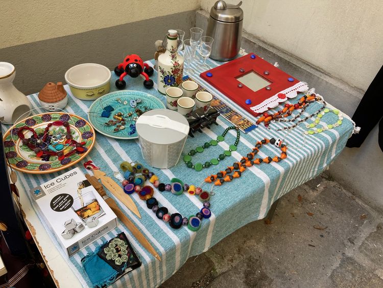 Flohmarktstand mit diversen Nippes und Schmustücken