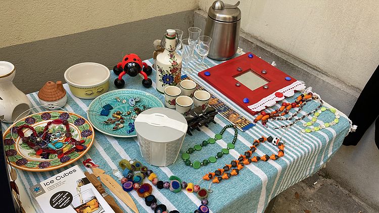 Flohmarktstand mit diversen Nippes und Schmustücken