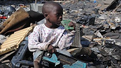 Kind im Elektroschrotthaufen