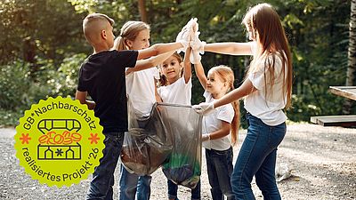 Mehrere Kinder haben Müllsäcke in der Hand und geben sich ein High Five.