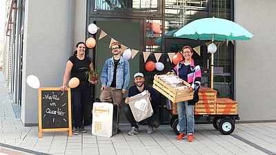 Das Team des GB*Stadtteilmanagements steht vor dem neuen Lokal.