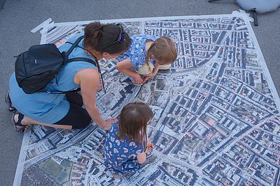 Menschen auf Riesenplan der Aspanggründe