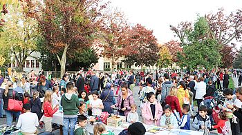 Bildungsfest Franklinstraße Allee mit vielen Menschen