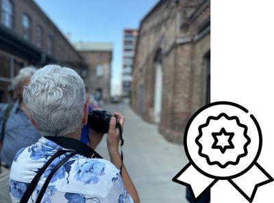 Fotografin fotografiert alte Fabrik