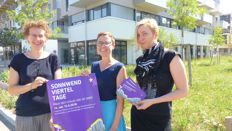 SonnwendViertelTage Christina Schneider, Margot Lehmann und Tamara Brajovic vom GB*Stadtteilmanagement vor dem Tanzstudio primOrama.