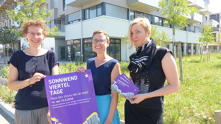 Christina Schneider, Margot Lehmann und Tamara Brajovic vom GB*Stadtteilmanagement vor dem Tanzstudio primOrama. 