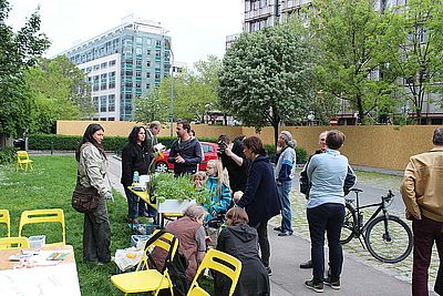 Zusammentreffen im offenen Nordberggarten