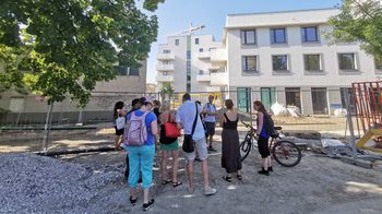 Menschengruppe bei Führung über die Baustelle Neu Leopoldau