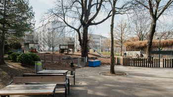 Bank-Tisch-Kombinationen im Christine-Busta-Park