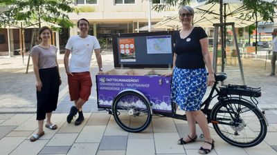 Treffpunkt Sonnwendviertel Das Stadtteilmanagement-Team mit dem GB*Rad vorm Stadtelefanten.