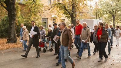 Eine Gruppe von Menschen spaziert im Stadtentwicklungsgebiet Neu Leopoldau