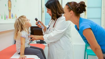Kinderärztin Kinderärztin untersucht ein Kind
