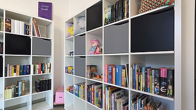 Bücherregale mit Büchern gefüllt