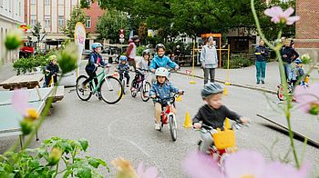 Kinder auf Fahrrädern
