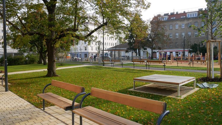 Else-Feldmann-Park Park mit Bänken und einem großen Baum