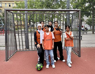 Mädchenfußball-Team steht vor Tor