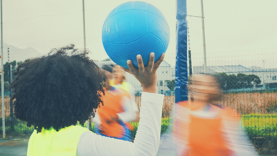 Jugendliche beim Ballspielen