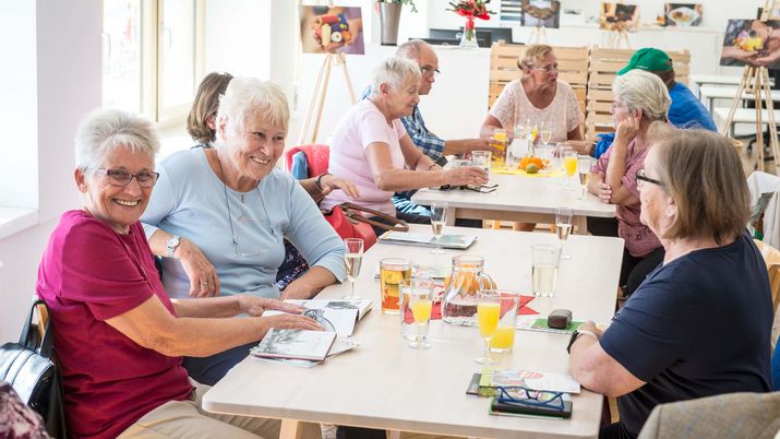 Pensionistinnen bei der Eröffnung