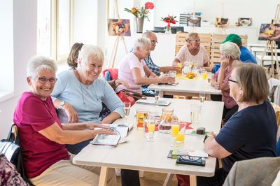 Pensionistinnen bei der Eröffnung