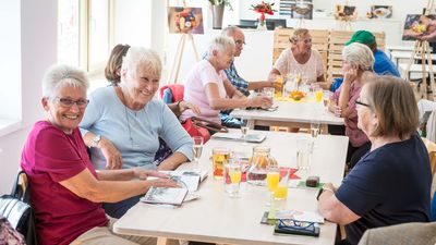 Pensionistinnen bei der Eröffnung