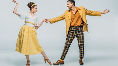 Eine Frau und ein Mann halten eine Tanzpose.