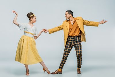 Eine Frau und ein Mann halten eine Tanzpose.