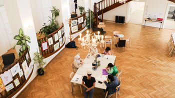Im WienZimmer gibt es einen großen Raum mit schönem altem Parkettboden, in dem viele Veranstaltungen und Angebote stattfinden.