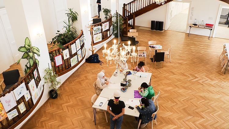 Im WienZimmer gibt es einen großen Raum mit schönem altem Parkettboden, in dem viele Veranstaltungen und Angebote stattfinden.