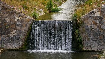 Kleiner Wasserfall, darüber Weg 