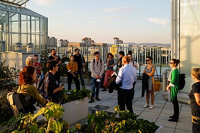 Besuchergruppe auf Dach mit Begrünung