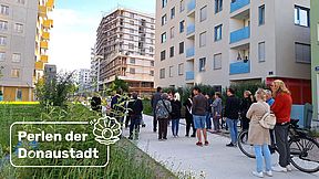 mehrere Personen gehen durch Stadtgebiet