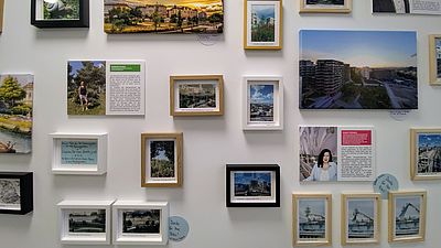 Fotos in unterschiedlichen Rahmen auf einer Wand.